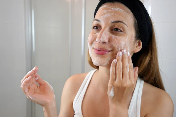 Infografika CeraVe o działaniu witaminy C na twarz: opis jak działa na skórę oraz jakie efekty daje regularne stosowanie kosmetyków z witaminą C